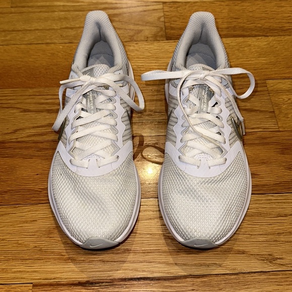 Nike Women’s Downshifter 11 'White Metallic Silver' Gym Shoes Size 7 - Picture 5 of 10